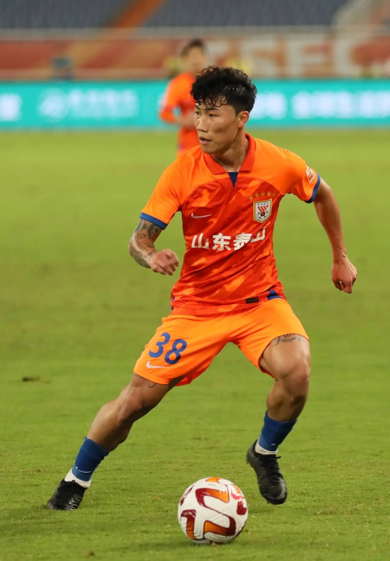 ayx 爱游戏 体育赛事关于山东泰山迎法甲关键赛，清晨官宣签约，球迷炸锅，资深球员宣示担当的信息